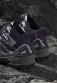 adidas Terrex TERREX SKYCHASER MID GTX W - Hikingsko - aurora plum/carbon/purple burst