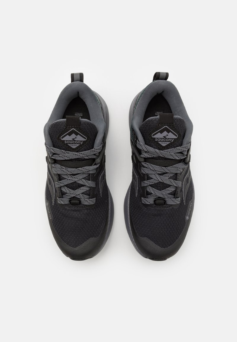 Par de zapatillas de trail running Saucony en negro y gris con cordones, vistas desde arriba sobre un fondo blanco.