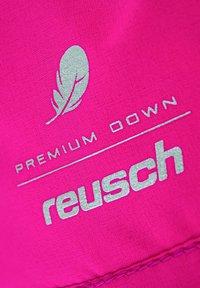 Helles pinkes Material mit silbernem Text "reusch" und "Premium Down", sowie einem dekorativen silbernen Federlogo. Glatte Textur, keine Muster.