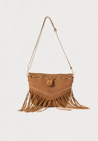 Smeđa torbica od brušene kože s resicama na dnu, ukrasnim metalnim okovima i čvorastim detaljem. Ima jedan remen za nošenje preko ramena.