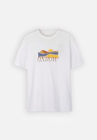 T-shirt blanc à manches courtes avec un col rond, présentant un graphisme de collines stylisées, un soleil et le mot "OXBOW" sur la poitrine.