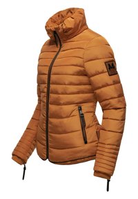 Veste matelassée orange avec un col montant, un matelassage horizontal, une fermeture éclair à l'avant et des poches latérales. Offre des poignets élastiques et un écusson.