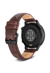Bruine leren armband horloge met een zwarte carbonfiber achterkant, met een ronde kast en IP67 waterdichtheidsmarkering.