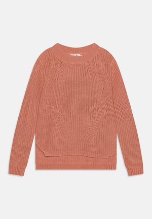 Sweter z długim rękawem w kolorze pudrowego różu, dzianinowy, z prążkowanym okrągłym dekoltem i fakturowanym wzorem na przodzie oraz rękawach, ułożony płasko na białym tle.