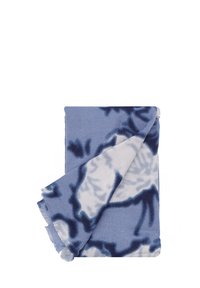 Sciarpa blu e bianca con un motivo floreale, realizzata in tessuto morbido con bordi sfrangiati, ripiegata per la esposizione.
