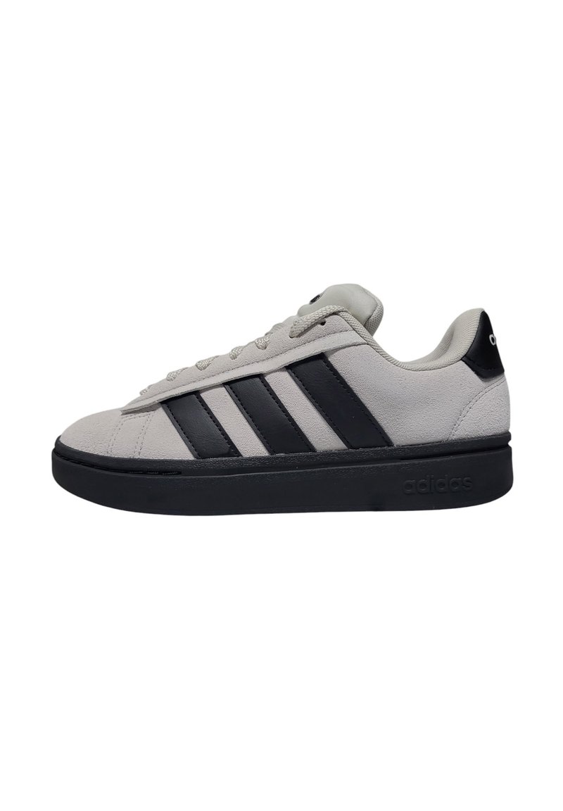 Sneaker con tomaia in suede grigia, tre strisce nere e accentuazione sul tallone, punta rotonda, suola piatta in gomma nera e chiusura con lacci testurizzati.