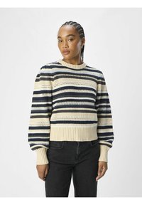 Strikket sweater med striber i skiftevis creme, navy, sort og lys blå. Ribbet manchet og kant med en afslappet pasform.