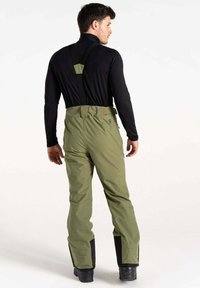 Grüne wasserdichte Overalls mit verstellbaren Trägern, schwarzen Akzenten, tapered Hosenbeinen und verstärkten unteren Bereichen, geeignet für Outdoor-Aktivitäten.