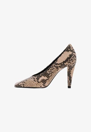 Escarpin à bout pointu avec un motif de peau de serpent en beige et noir, présentant une surface texturée et un talon fin et effilé.