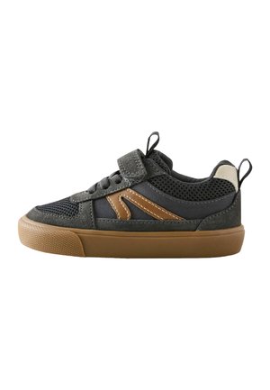 Dziecięcy ciemnoszary sneaker z brązowym akcentem bocznym, panelami z siateczki i zamszu, paskiem na rzep, detalem sznurowadeł oraz brązową gumową podeszwą.