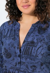 Abito di cotone blu con scollatura a V e dettagli con bottoni, decorato con schizzi neri di elementi architettonici e vari motivi a tema.