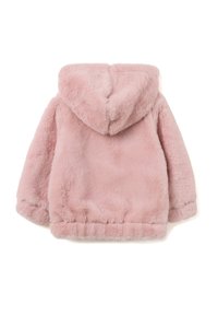 Abrigo rosa de piel sintética con capucha, textura suave y cintura elástica. Presenta mangas largas y una superficie lisa y aterciopelada.