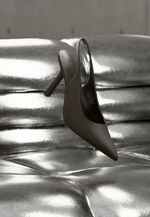 ONLPETRA SLING BACK - Klassikalised kontsakingad - brown