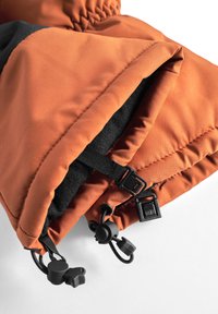 Orange och svart isolerad jackärm med ett mjukt innerfoder, med dragsnören och en plastklämma för säker fastsättning.