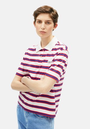 Weißes Poloshirt mit roten und blauen horizontalen Streifen, ausgestattet mit einem klassischen Kragen, kurzen Ärmeln und einem kleinen Logo auf der Brust.