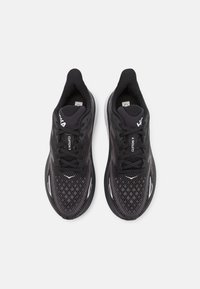 Scarpe da ginnastica nere con tomaia in rete testurizzata, lacci, dettagli riflettenti e suola imbottita. Presentano il branding "Clifton 9" sul lato.