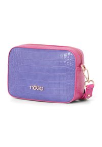 Borsa in pelle con texture coccodrillo di colore viola con dettagli rosa, hardware dorato, forma rettangolare, chiusura con zip e tracolla regolabile. Logo visibile sul fronte.