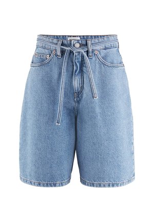 Shorts in denim azzurro chiaro a vita alta con bottone frontale, zip, tasche laterali e cintura in tessuto abbinato annodata a fiocco in vita.