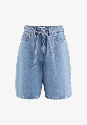 Shorts in denim azzurro chiaro a vita alta con bottone frontale, zip, tasche laterali e cintura in tessuto abbinato annodata a fiocco in vita.