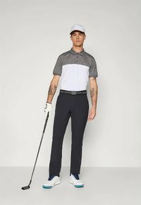 A férfi golf öltözék szürke és fehér galléros pólóból, sötét nadrágból és fehér cipőből áll, kék részletekkel. Tartozékai között szerepel egy golfütő és kesztyű.