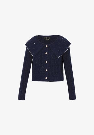 Marine gebreide cardigan met een brede kraag, sluiting met parelknoop en een textuur van kabelpatronen; verfraaid met kleine decoratieve kraaltjes.