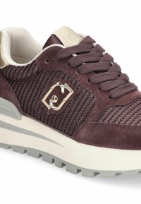 Baskets bordeaux en daim texturé et dessus en mesh, avec un logo en métal, des lacets ronds et une semelle épaisse en caoutchouc gris clair.