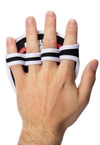 Fitnesshandschoenen met een zwart en rood ontwerp, gewatteerde palm en open vingers. Voorzien van witte elastische banden voor een veilige pasvorm.