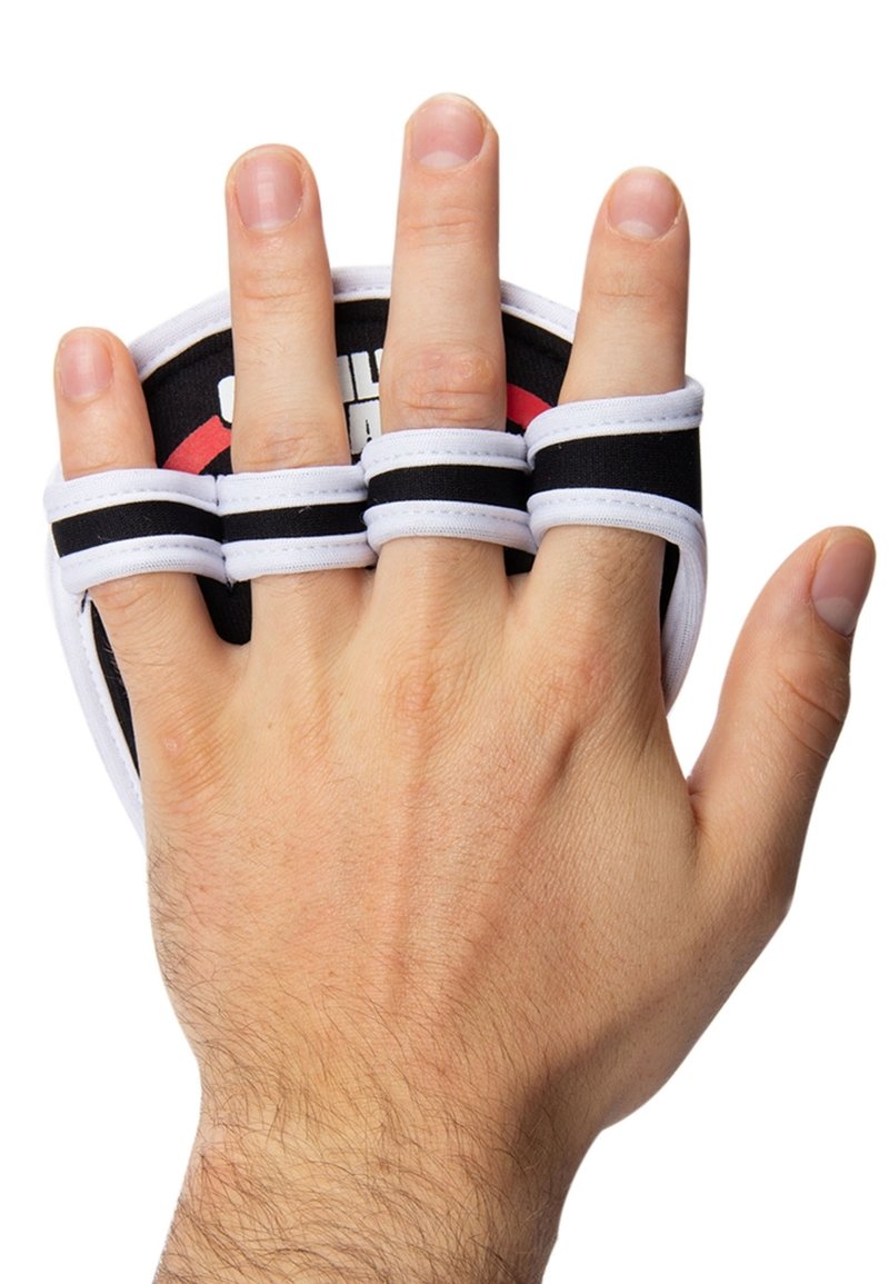 Fitnesshandschoenen met een zwart en rood ontwerp, gewatteerde palm en open vingers. Voorzien van witte elastische banden voor een veilige pasvorm.