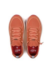 Baskets de sport tricotées orange avec une tige en maille, des lacets plats et des semelles intérieures rouges. Elles se caractérisent par une semelle blanche arrondie et des accents texturés subtils.