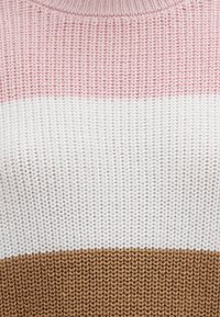 Gestrickter Pullover mit horizontalen Streifen in Pink, Weiß und Braun. Texturiertes Material mit geripptem Ausschnitt und grobem Strickmuster.