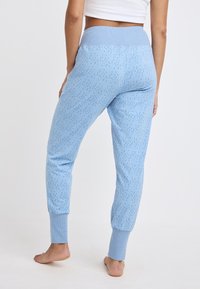 Lichtblauwe joggingbroek met een geribbelde tailleband en boorden, met een stippenpatroon. Gemaakt van zachte stof, ontworpen voor comfort.
