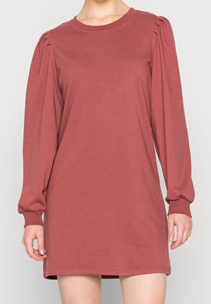 Robe longue bordeaux à manches longues avec détail d'épaules froncées, col rond et coupe décontractée. Tissu doux et ourlet droit.