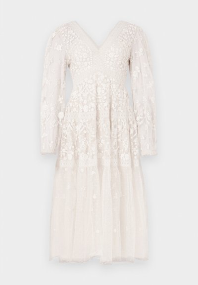 Rochie albă brodată cu decolteu în V, mâneci lungi bufante, model floral și fustă cu straturi pentru un aspect texturat.