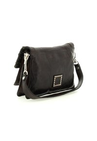 Borsa a tracolla in pelle marrone con superficie texturizzata, forma rettangolare, borchie argentate sul davanti e tracolla regolabile.