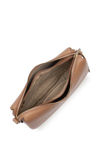 Pochette en cuir marron avec fermeture éclair. L'intérieur comprend plusieurs compartiments, doublé d'un tissu beige doux. Texture lisse.