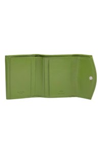 Portefeuille en cuir vert avec plusieurs emplacements pour cartes et une fermeture à bouton-pression. Présente une texture lisse et un design minimaliste.