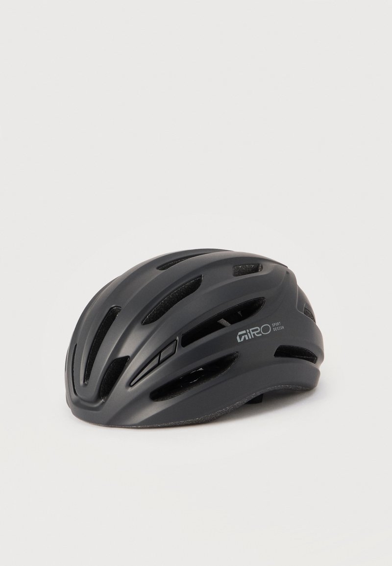 Μαύρο αεροδυναμικό κράνος ποδηλασίας με πολλαπλές σχισμές αερισμού και λογότυπο «Giro Sport Design» στο πλάι.