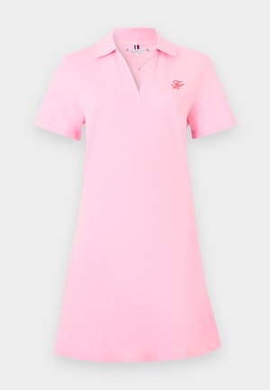 Sukienka polo w delikatnym różowym kolorze, wykonana z bawełny, z kołnierzykiem, krótkimi rękawami i haftowanym logo na piersi. Krój litery A z lekko rozszerzanym dołem.