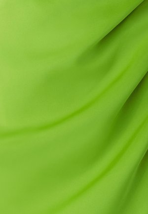 Tessuto verde brillante con una consistenza liscia, caratterizzato da pieghe delicati e un colore uniforme. Adatto a diverse applicazioni.