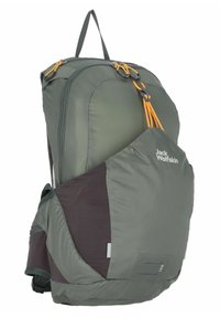 Grüner und brauner Rucksack mit strukturierter Oberfläche, ausgestattet mit orangenen Reißverschlussanhängern, verstellbaren Trägern und einer Seitentasche für einen einfachen Zugriff.