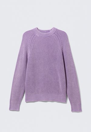 Paarse gebreide trui met ribbelstructuur, ronde hals en geribbelde boorden. Losse pasvorm met raglanmouwen en zachte stof.