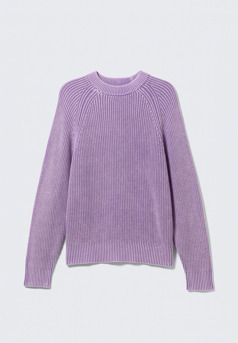 Pull violet en maille avec texture côtelée, col rond et poignets côtelés. Coupe décontractée avec manches raglan et tissu doux.