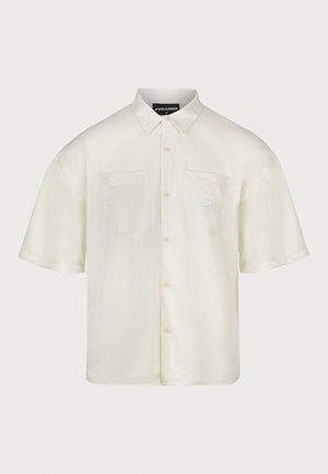 Kurzärmliges, elfenbeinfarbenes Hemd mit zwei vorderen Taschen und kleinem Logo auf der linken Tasche. Hergestellt aus glattem Stoff mit lockerer Passform.