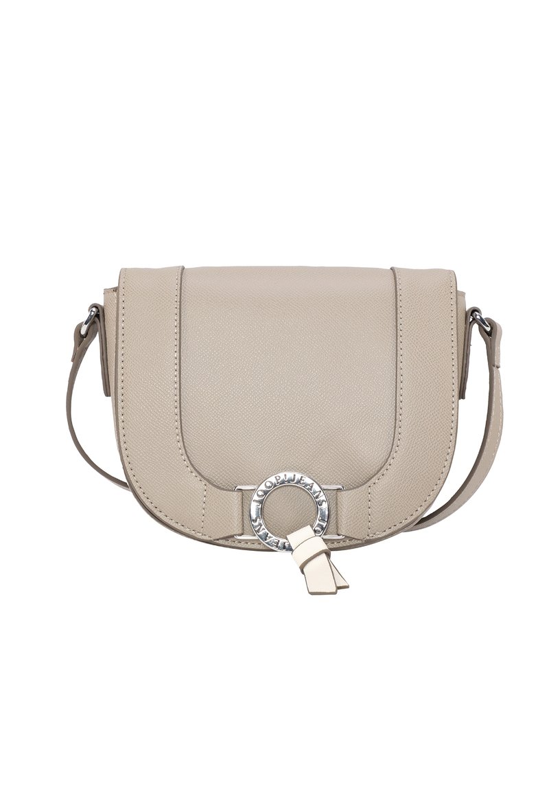 Borsa a tracolla in pelle beige con patta curvata, texture embossé, hardware circolare in argento e tracolla removibile.