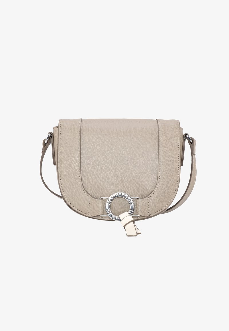 Beige Leder-Crossbody-Tasche mit einer gebogenen Klappe, geprägter Textur, silbernem, rundem Beschlag und einem abnehmbaren Tragegurt.