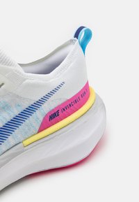 Nike Performance INVINCIBLE 3 - Pantofi de alergare pe asfalt - white/deep royal blue/photon dust/fierce pink/aquarius blue/light orange