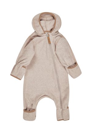 Weicher beiger babyoverall mit Kapuze, langen Ärmeln, einem Reißverschluss vorne sowie umklappbaren Handschuhen und Fußabdeckungen.