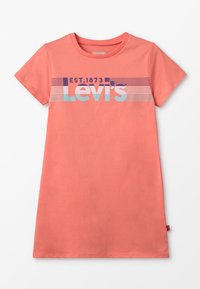 Koronkowa sukienka z krótkim rękawem w kolorze koralowym, wykonana z bawełny, z nadrukowanym logo "Levi's" z niebieskimi i fioletowymi paskami na klatce piersiowej.