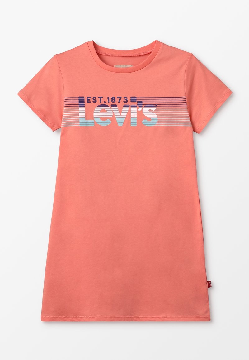 Koronkowa sukienka z krótkim rękawem w kolorze koralowym, wykonana z bawełny, z nadrukowanym logo "Levi's" z niebieskimi i fioletowymi paskami na klatce piersiowej.