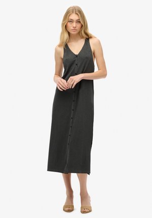 Zwarte, mouwloze maxi-jurk met een V-hals en een knoopsluiting aan de voorkant. Gemaakt van zachte materialen, heeft het een rechte snit en zijsplitten.